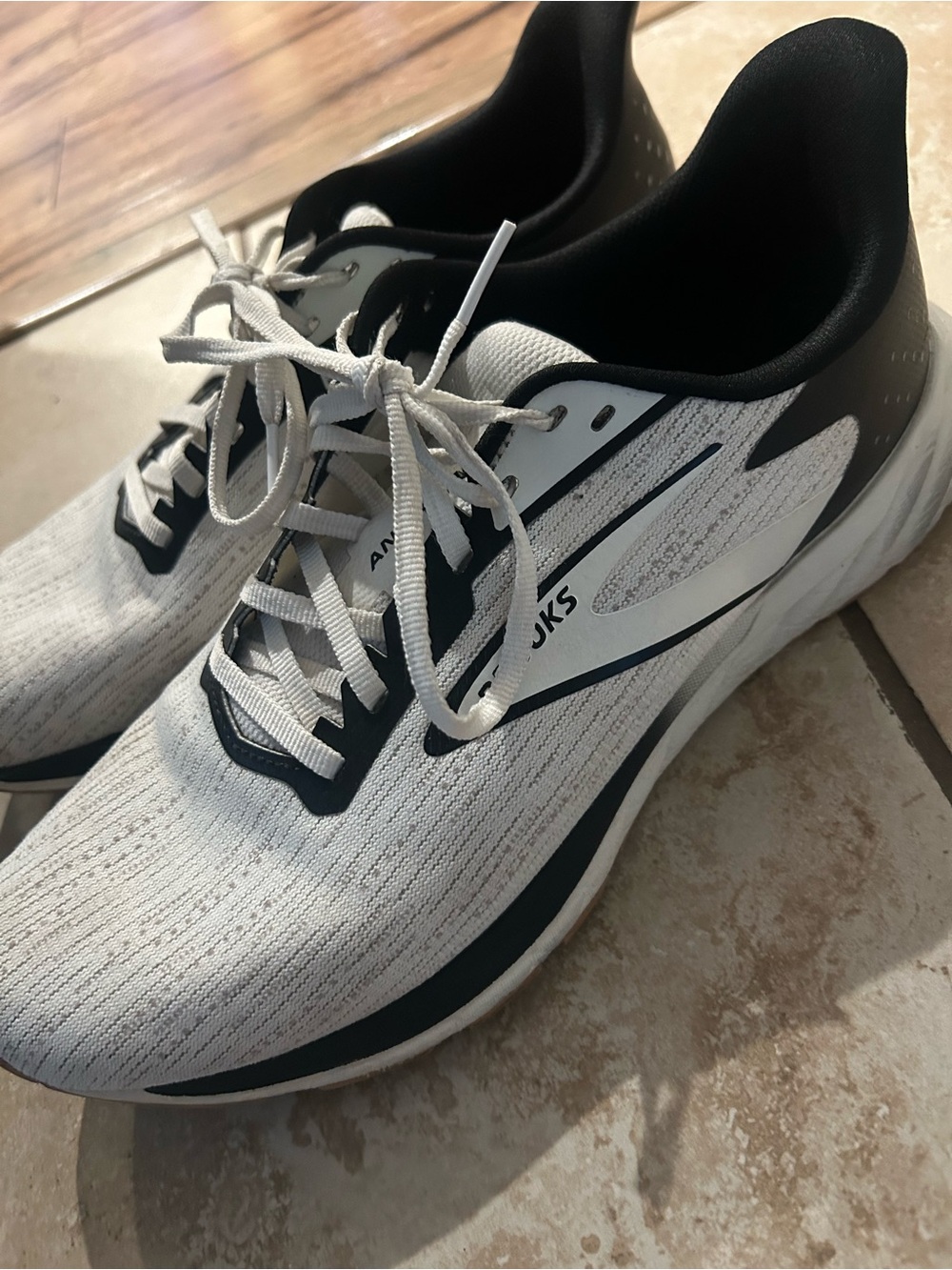 Brooks Men White and Black Neutral Running Shoes - Picture 3 of 5